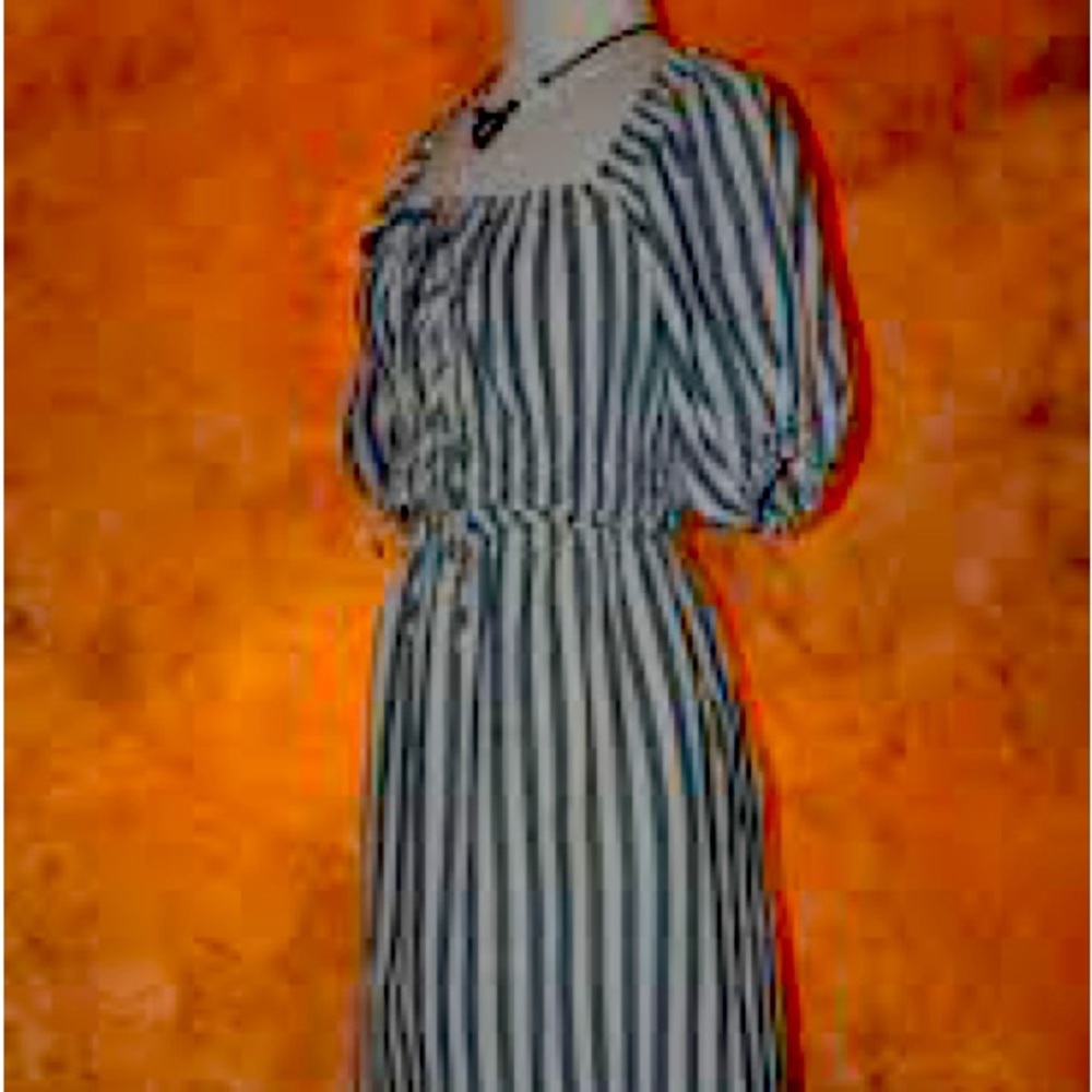 ✨Worn once✨ Universal Thread Women Dress Size M Striped Puff Short Sleeve